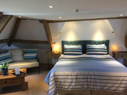 A bed or beds in a room at Aberllynfi Riverside Guest House