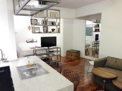sala de estar con cocina y dormitorio con cama en Excelente monoambiente en Recoleta en Buenos Aires