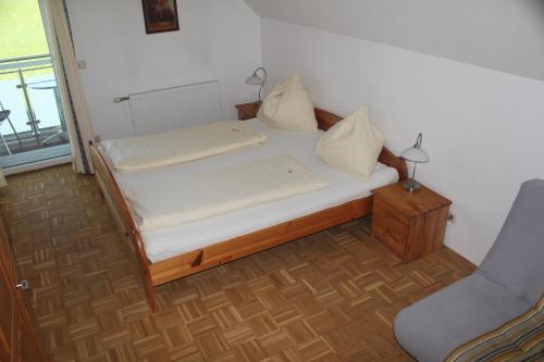 Un pat sau paturi într-o cameră la Gästehaus Christa ****