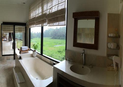 Koupelna v ubytování Frangipani Villas