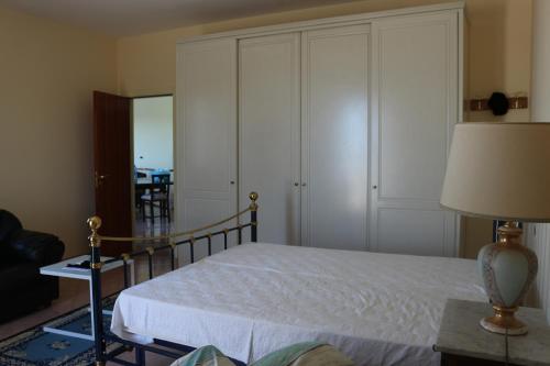 a bedroom with a bed and a table with a lamp at B&B Belvedere in Cassano delle Murge