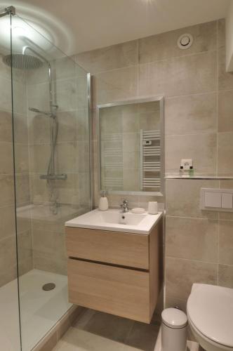 une salle de bain avec un lavabo, une douche et des toilettes dans l'établissement Splendid one-bedroom apartment - Picasso 3 - StayInAntibes, à Antibes