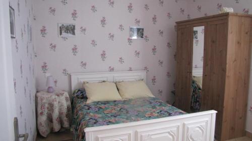 Flassans-sur-IssoleにあるCasa das oliveirasのベッドルーム1室(花の壁掛けのベッド1台付)