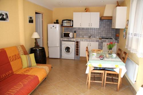 un salon avec un canapé et une table et une cuisine dans l'établissement Casa das oliveiras, à Flassans-sur-Issole