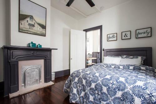 1 dormitorio con 1 cama y chimenea en Perfect NOLA Hideaway en Nueva Orleans