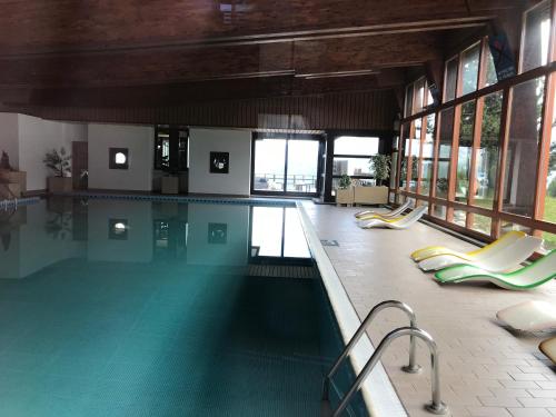 The swimming pool at or close to Studio