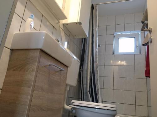 a bathroom with a toilet and a sink and a shower at HertenFlats - Rooms & Apartments - Kreis Recklinghausen in Herten