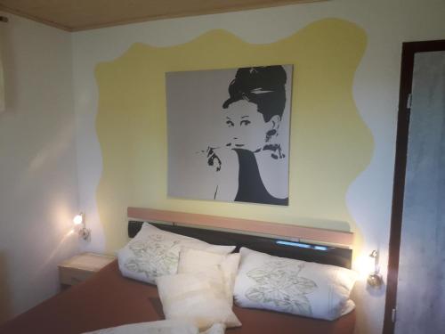 een slaapkamer met een bed met een foto aan de muur bij Sommerfrische in Hinterhermsdorf