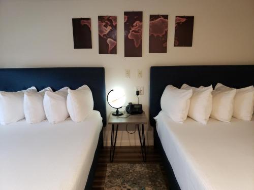 2 camas con almohadas blancas en una habitación en Iron Horse Inn, en Cottonwood