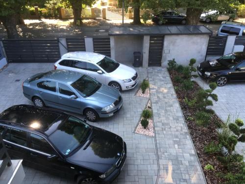 grupa samochodów zaparkowanych na parkingu w obiekcie Aragda Apartman w Siófoku