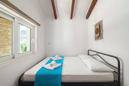 Ένα ή περισσότερα κρεβάτια σε δωμάτιο στο Kolymbia Villas by StayonRhodes