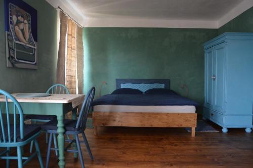 Schlafzimmer mit einem Bett, einem Tisch und Stühlen in der Unterkunft Dom s výhľadom in Banská Štiavnica