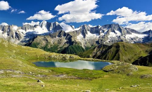 a mountain lake in the middle of a mountain range at I Larici in Monclassico