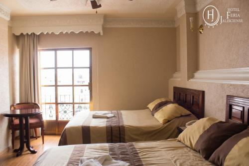 聖胡安德洛斯拉戈斯的住宿－菲利哈利斯賽酒店，带窗户的客房内的两张床