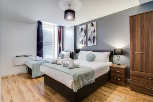 バーミンガムにあるArcadian City Centre Apartmentのベッドルーム(大型ベッド1台、窓付)