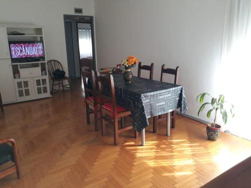 comedor con mesa, sillas y TV en Apartamento Lautaro en Buenos Aires