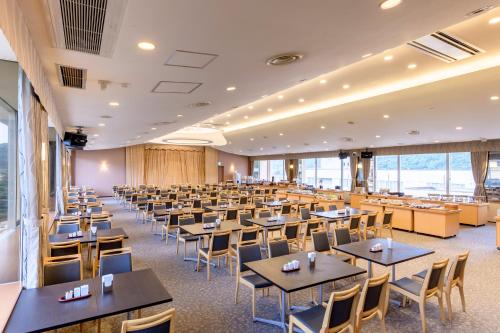 a dining room with tables and chairs at Hotel Seifuen in Chikuma