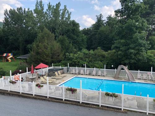 Bazén v ubytování Lyn Aire Motel - Lake George nebo v jeho okolí