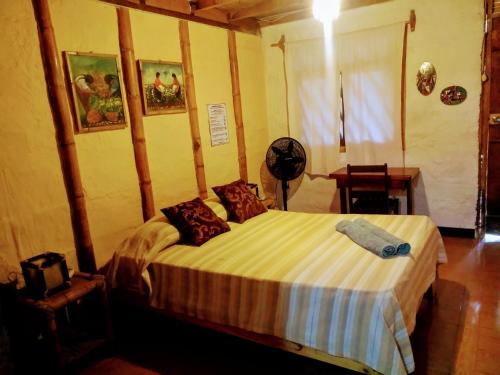 a bedroom with a bed in a room at Guacamayo Rooms & Bungalows in Máncora