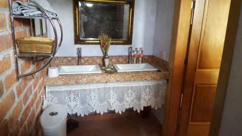 a bathroom with two sinks and a mirror at La Casona Azul Bed n Breakfast in Santa Rosa de Jáuregui