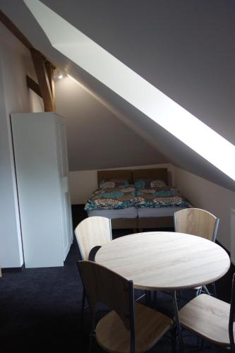 a room with a table and chairs and a bed at Dom Pod Siódemką in Stronie Śląskie