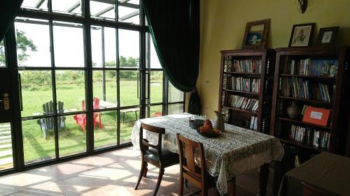jadalnia ze stołem i dużym oknem w obiekcie Moshang Caoxun w mieście Changbin