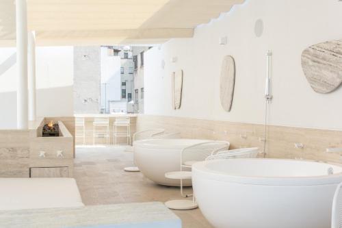 a bathroom with two sinks and a tub at RYO KAN Ciudad de México in Mexico City