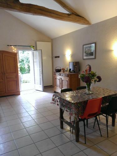 un salon avec une table et une cuisine dans l'établissement Gîte de la Remaudière, à Le Poiré-sur-Vie