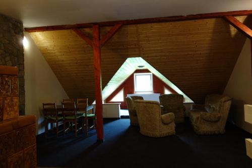 a room with chairs and a table and a window at Dom Pod Siódemką in Stronie Śląskie