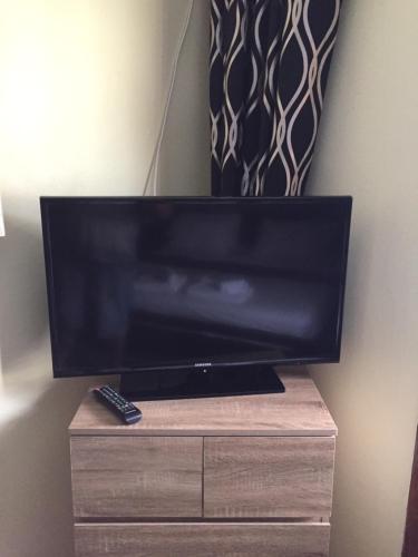 TV a/nebo společenská místnost v ubytování Fong Kaew and Baan Nang Fa Guesthouse