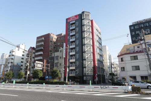 una ciudad con edificios altos y una calle en Hotel Sunplaza 2, en Osaka