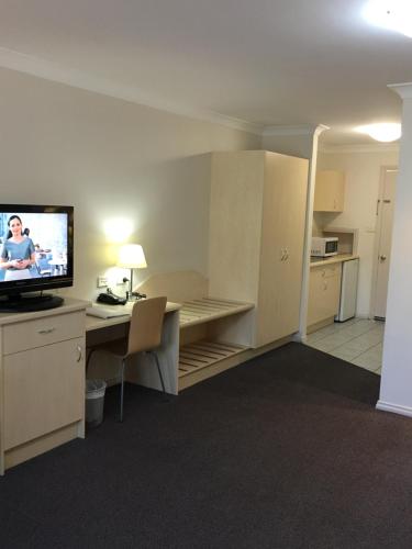 Η κουζίνα ή μικρή κουζίνα στο Tuckerbox Motor Inn