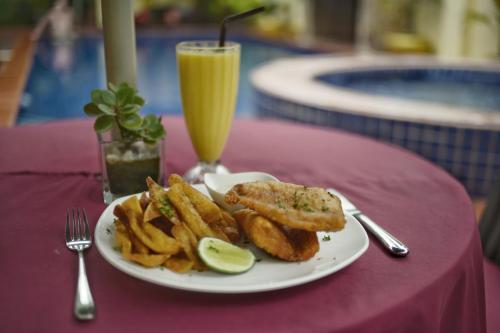 Makanan di atau berdekatan rumah tamu ini