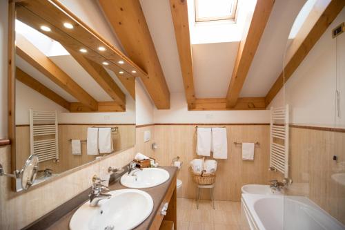 A bathroom at Hotel Chalet all'Imperatore