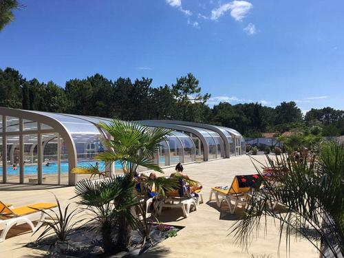 - un complexe avec une piscine et des chaises dans l'établissement Mon Coin de Vendée, à Saint-Jean-de-Monts