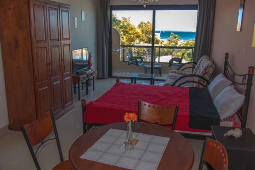 a living room with a table and a room with a view at Apartment in Hurghada 174 in Hurghada