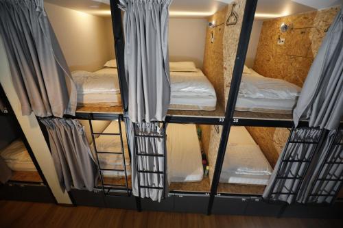Llit o llits en una habitació de Sleepbox Hotel