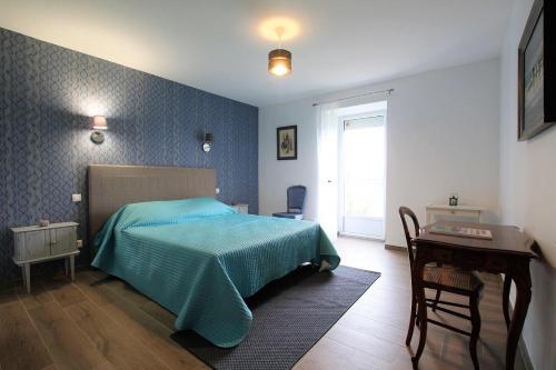 - une chambre avec un lit, une table et une fenêtre dans l'établissement Le Suc du Pommier, à Yssingeaux