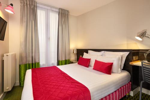 Een bed of bedden in een kamer bij Hotel Antin Trinité