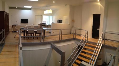 ZottegemにあるNuvola Loftのテーブルとダイニングルームが備わる客室です。