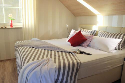 バート・ハルツブルクにあるFerienwohnung Weitsichtのベッドルーム1室(大型ベッド1台、赤と白の枕付)