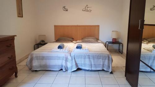 - une chambre dotée d'un grand lit avec des draps bleus et blancs dans l'établissement Saint Raphael - Appartement dans villa au calme à Valescure y- Prix inchangés, à Saint-Raphaël