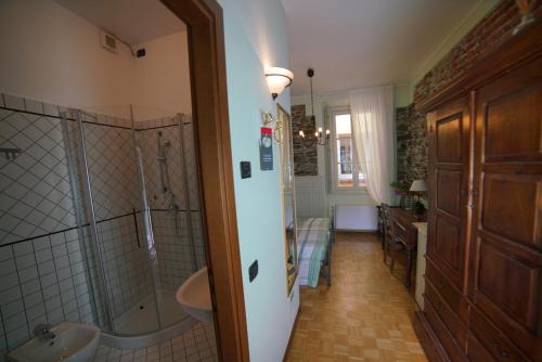 La salle de bains est pourvue d'une douche et d'un lavabo. dans l'établissement Hotel Sole, à Sesto Calende