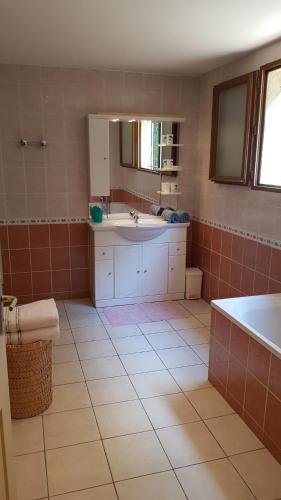 A bathroom at Saint Raphael - Appartement dans villa au calme à Valescure y- Prix inchangés