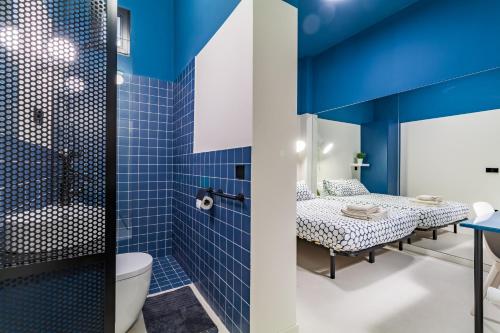 マドリードにあるChueca Iの青いタイル張りの壁のバスルーム、ベッド1台が備わります。