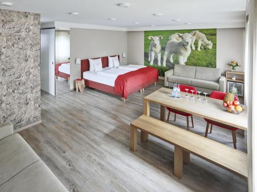 オストフィルダーンにあるホテル ラムのベッドルーム1室(ベッド1台付)、リビングルームが備わります。