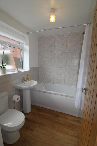 La salle de bains est pourvue d'une baignoire, de toilettes et d'un lavabo. dans l'établissement The annex at 44 Belvidere Road, à Shrewsbury