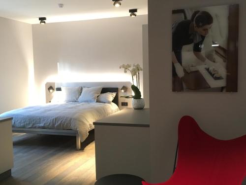 um quarto com uma cama e um quadro na parede em Airfield - Airport em Luxemburgo