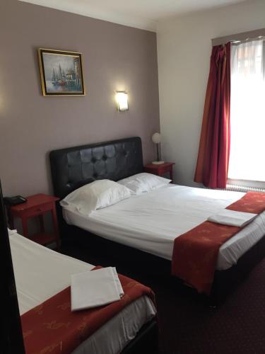 Кровать или кровати в номере Hotel Windsor