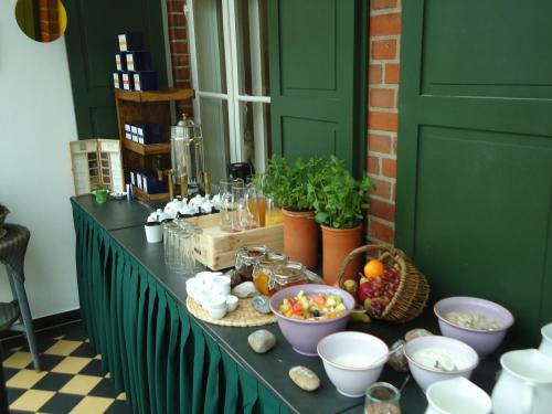 une table avec des bols de nourriture dessus dans l'établissement Seehotel Am Neuklostersee, à Neukloster